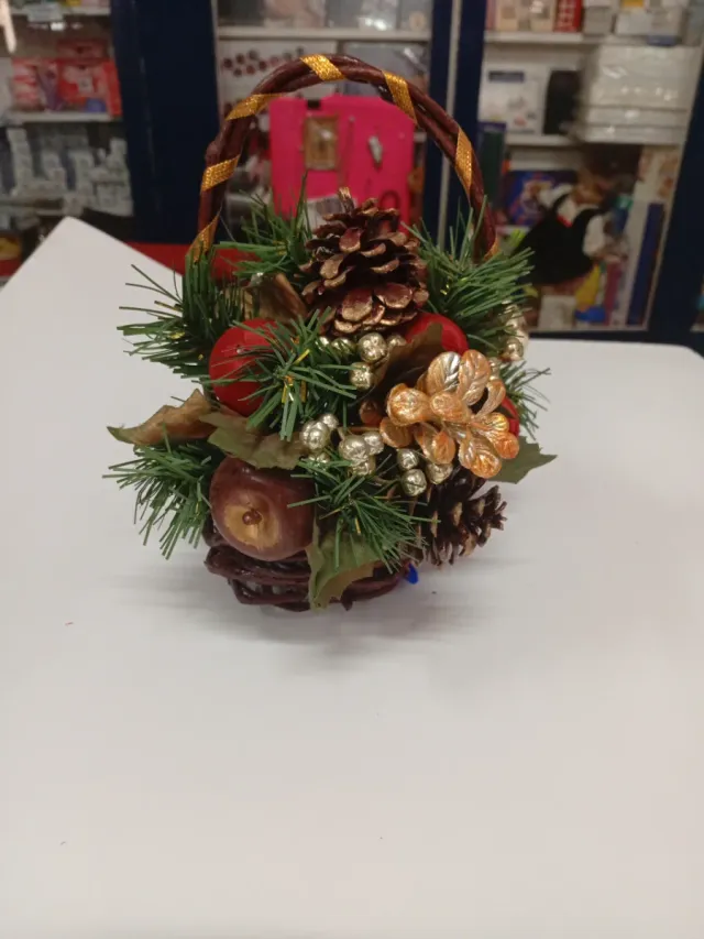 Cesta de vime natalina decorada