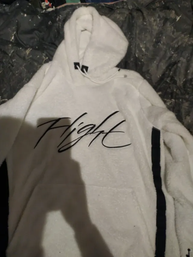 Sudadera blanca con capucha y logo