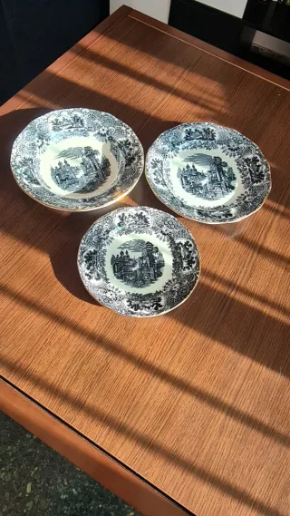 Tres Platos de La Cartuja de Sevilla Pickman