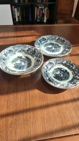 Tres Platos de La Cartuja de Sevilla Pickman