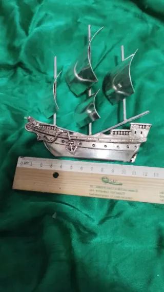 Navetta in metallo color argento.Senza marchio