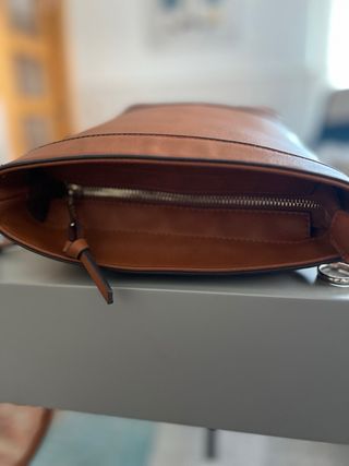 Bolso con correa marrón