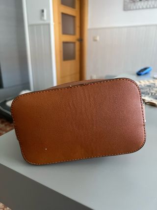 Bolso con correa marrón