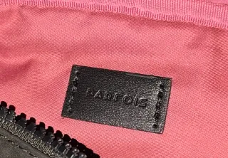 Bolso cruzado negro con detalles rosas