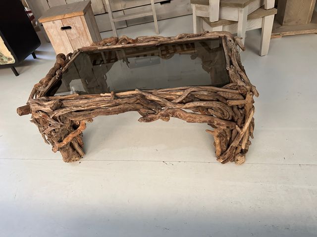 Mesa baja rústica de madera y cristal