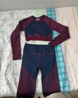 Conjunto deportivo crop top y leggings