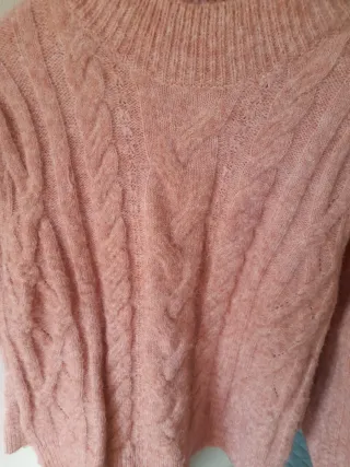 Maglione rosa lavorato a trecce