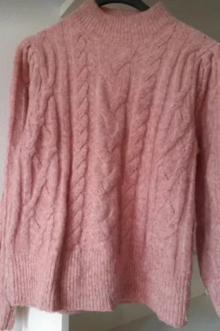 Maglione rosa lavorato a trecce