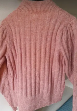 Maglione rosa lavorato a trecce