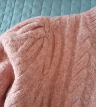 Maglione rosa lavorato a trecce