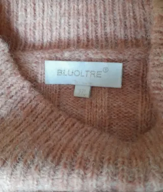 Maglione rosa lavorato a trecce