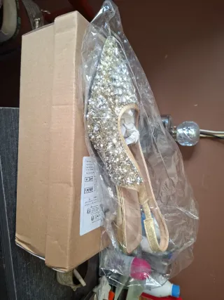 Zapatos de fiesta dorados y plateados