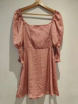 Vestido rosa con escote cuadrado y mangas abullona