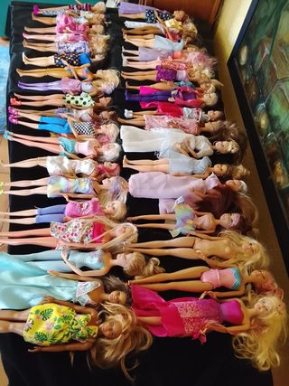 Lote de Muñecas Barbie y otras marcas