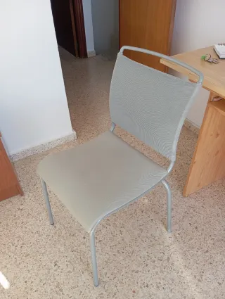 Silla de metal y tela gris  Tengo 12