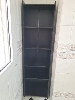 Estantería negra de madera