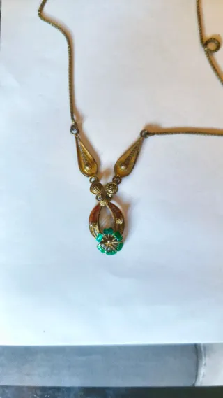 Collana dorata con elementi smaltati verdi
