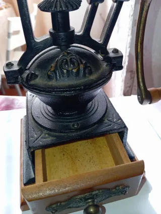 Plancha antigua de carbón y molinillo