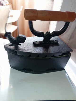 Plancha antigua de carbón y molinillo