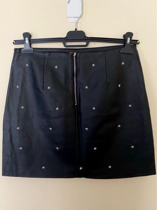 Falda negra polipiel + jersey gris - talla M