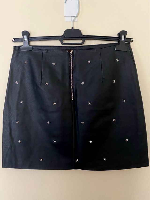 Falda negra polipiel + jersey gris - talla M