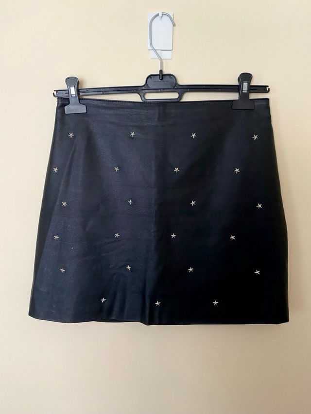 Falda negra polipiel + jersey gris - talla M