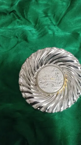 Piatto decorativo in metallo argentato.Con Argento