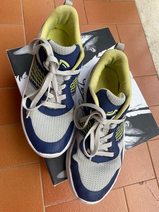 Scarpe da ginnastica blu e grigie