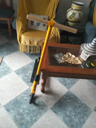 Patinete amarillo y madera