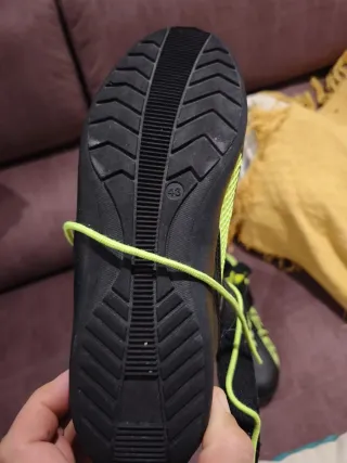 Botas de moto negras y neón