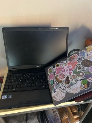 Portátil Acer Negro con Stickers
