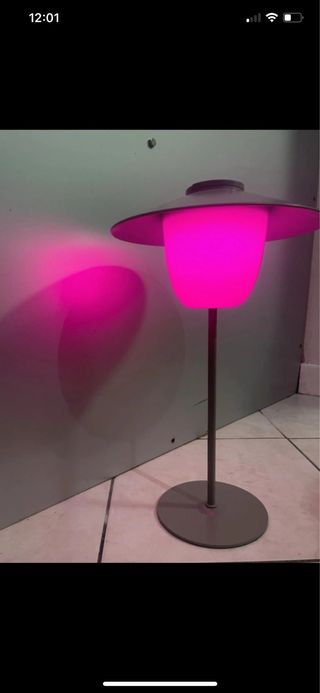 Lampada da tavolo grigia e rosa