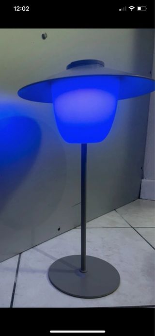 Lampada da tavolo grigia e rosa