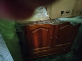 Mueble de madera marrón