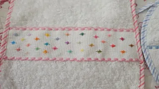 Babero bordado a punto de cruz estrellas