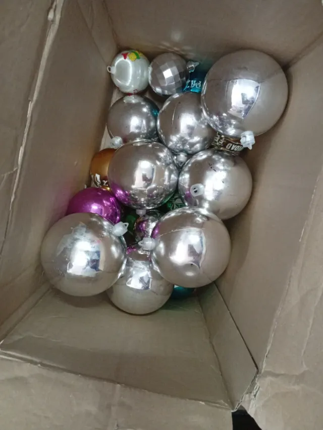 Bolas de Natal Prateadas e Roxas