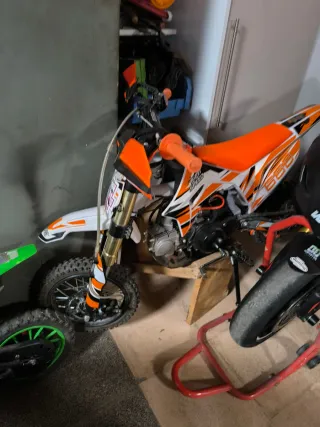 Moto Pit Bike cilindrada 125 Naranja y Blanca Semi