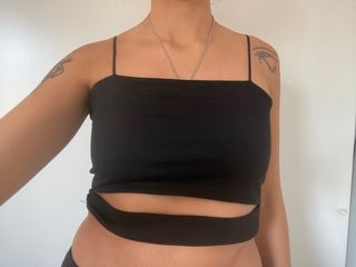 Crop top negro con aberturas