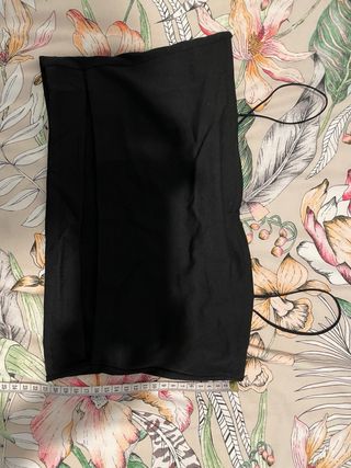 Crop top negro con aberturas