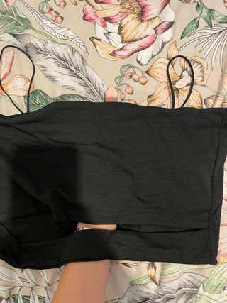 Crop top negro con aberturas