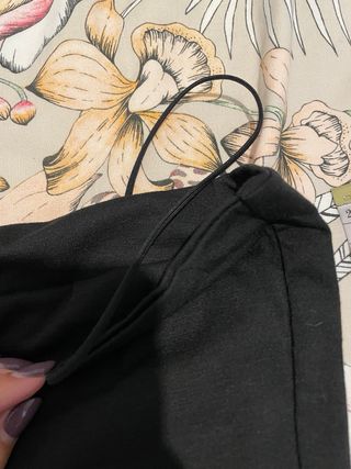 Crop top negro con aberturas