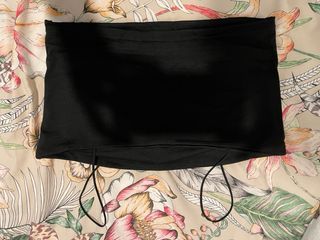 Crop top negro con aberturas