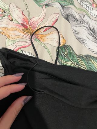 Crop top negro con aberturas