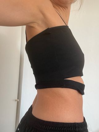 Crop top negro con aberturas