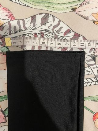 Crop top negro con aberturas