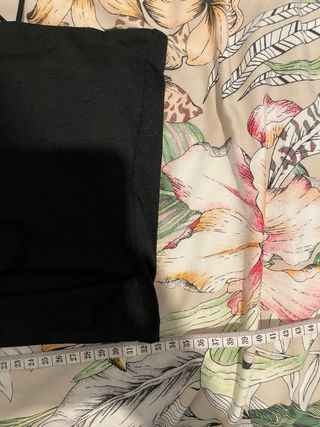 Crop top negro con aberturas