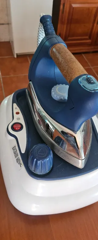 Plancha de vapor azul y blanca