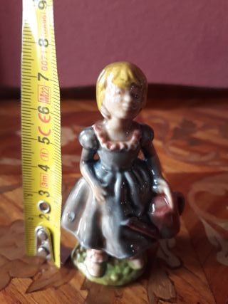 Figura niña con regadera