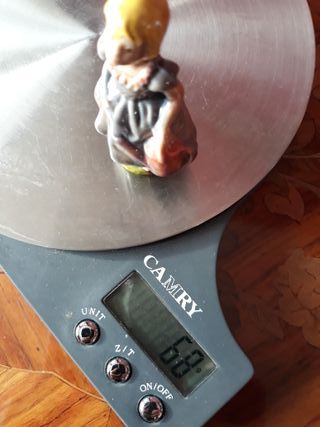 Figura niña con regadera