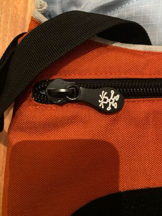 Bolsa bandolera Crumpler gris y naranja